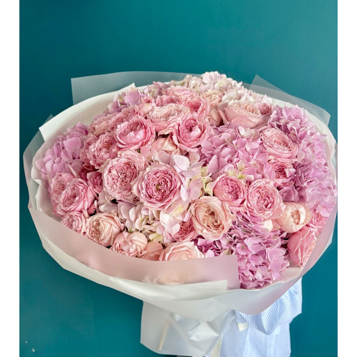 Букет «Нежное Облако» — 9 Розовых Гортензий и Кустовые Розы — лучшие букеты по вашему вкусу